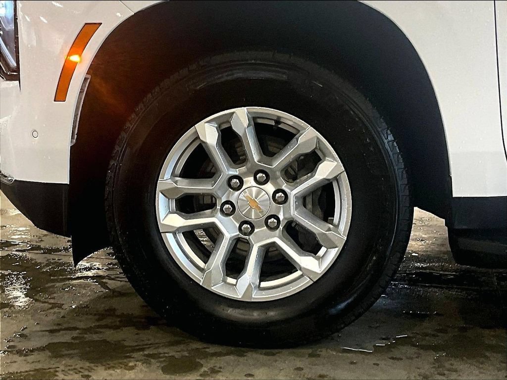 Used 2025 Chevrolet Suburban LT AWD/4WD image 7