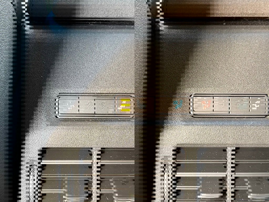 Certified 2025 Land Rover Discovery Sport Dynamic SE image 36