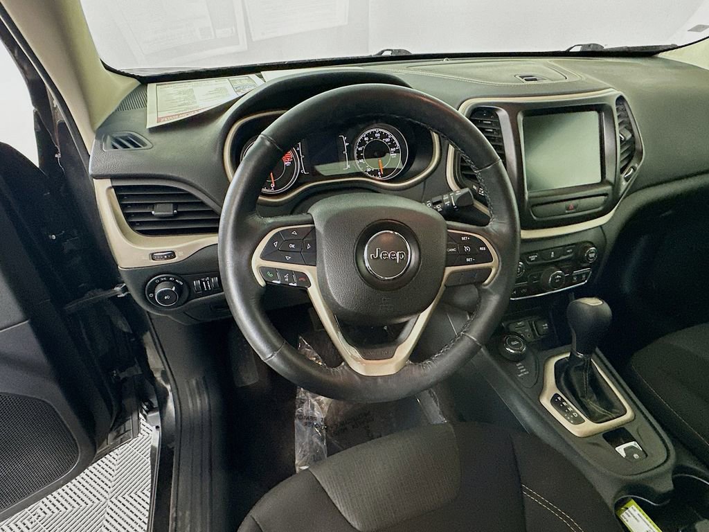 Used 2016 Jeep Cherokee Latitude w/ Cold Weather Group image 16