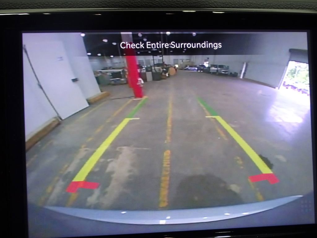 Used 2023 Chrysler Pacifica Touring-L image 8