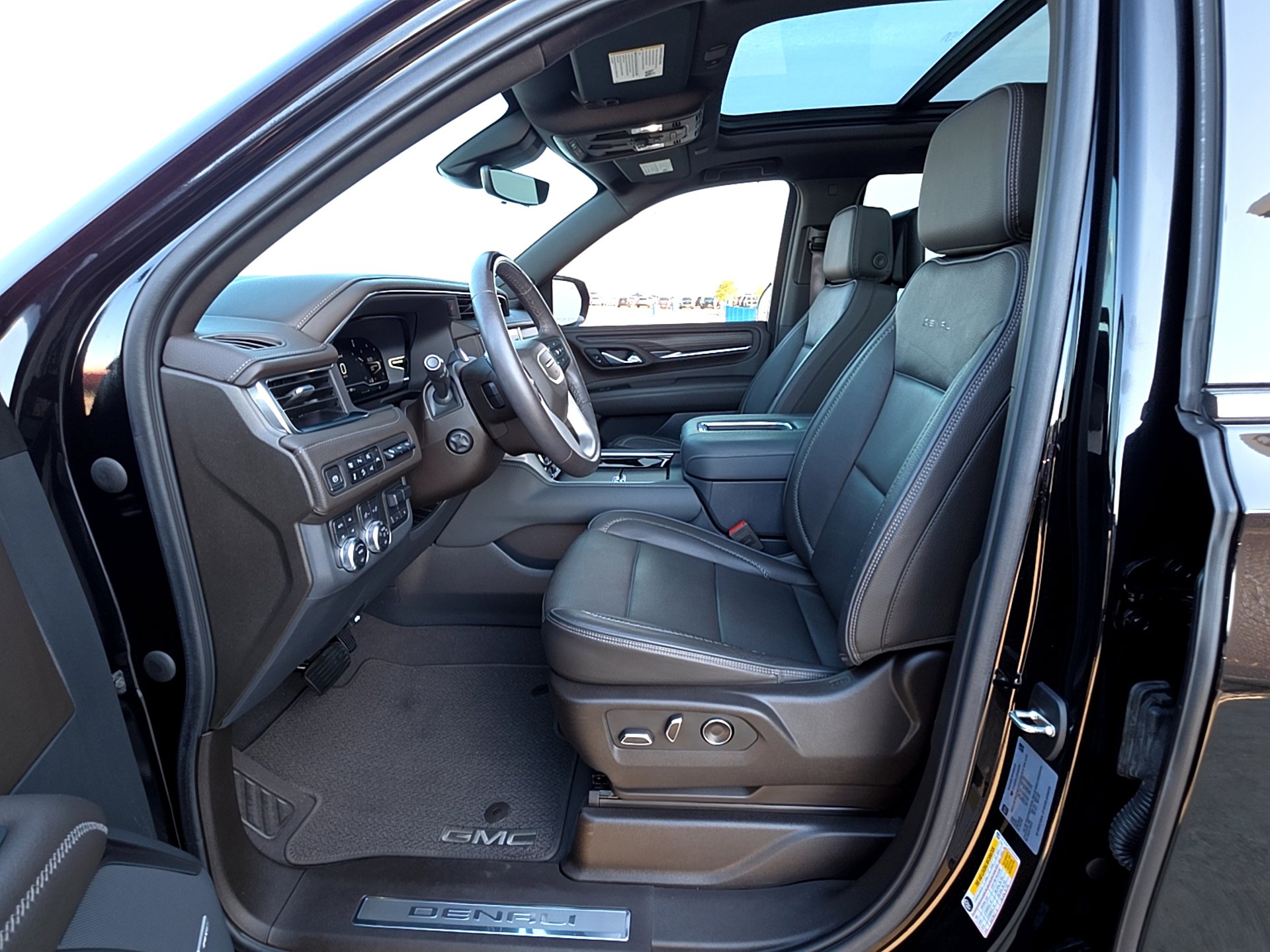 Used 2023 GMC Yukon Denali w/ Denali Reserve Package image 9