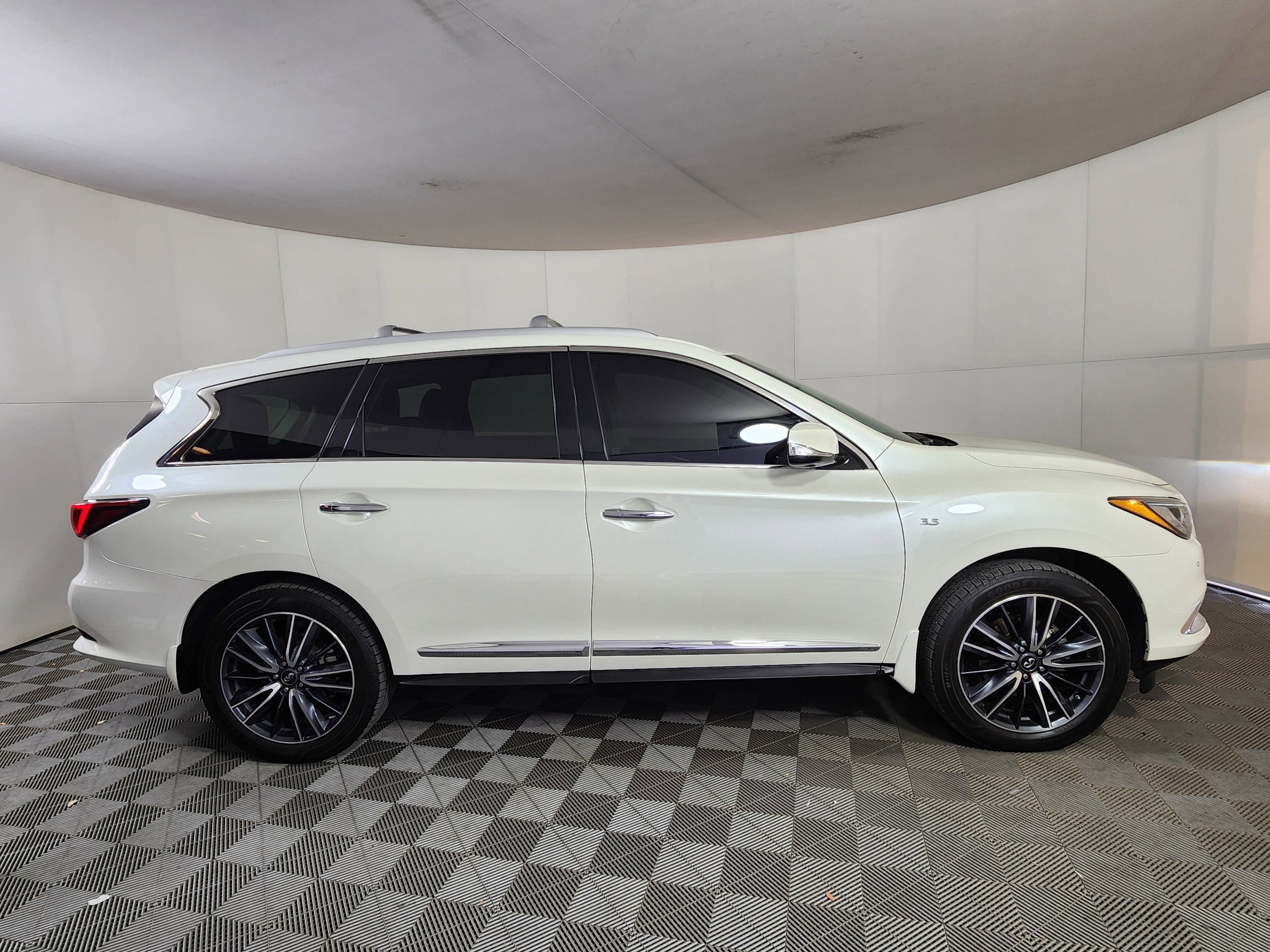 Used 2017 INFINITI QX60 Luxe w/ Deluxe Technology Package image 8