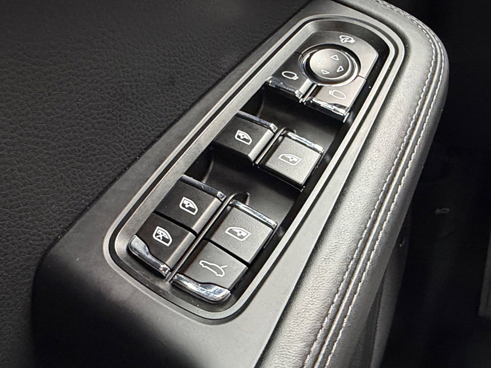 Used 2026 Porsche Macan GTS AWD/4WD image 15