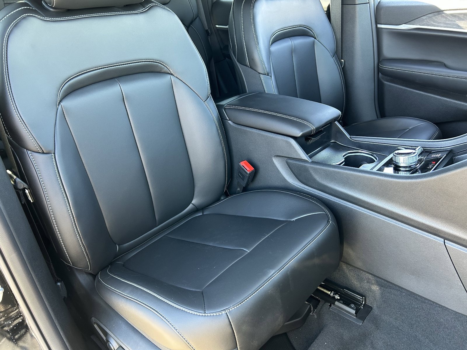 New 2026 Jeep Grand Cherokee Limited w/ Limited Altitude Package AWD/4WD image 8