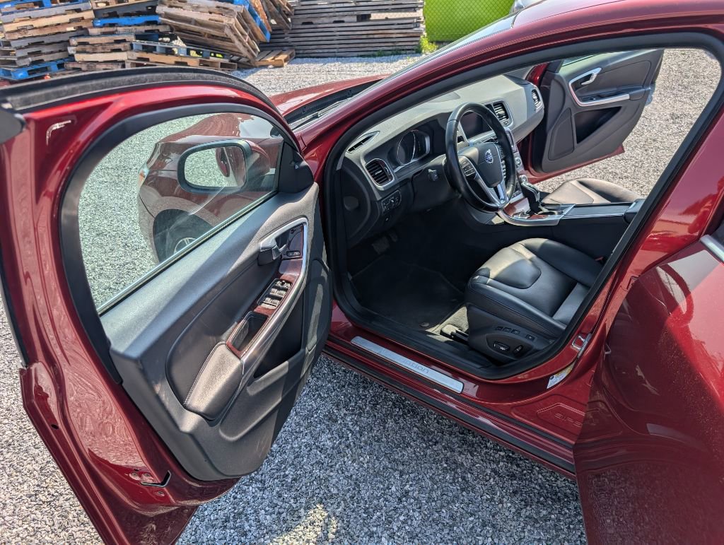 Used 2017 Volvo S60 T5 Inscription image 12