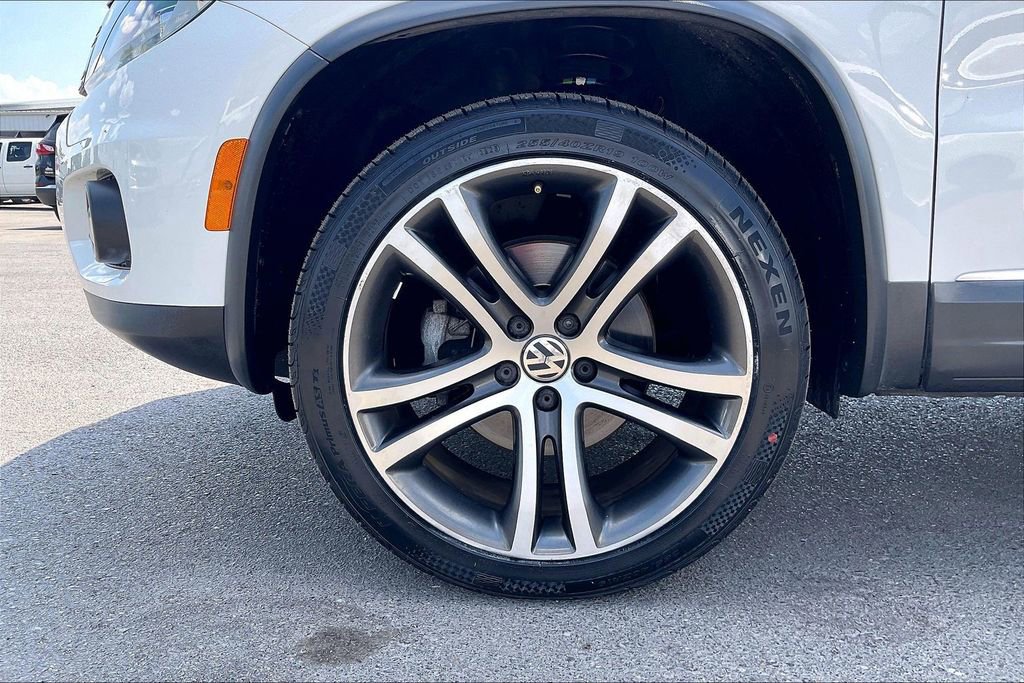 Used 2017 Volkswagen Tiguan SEL FWD image 35