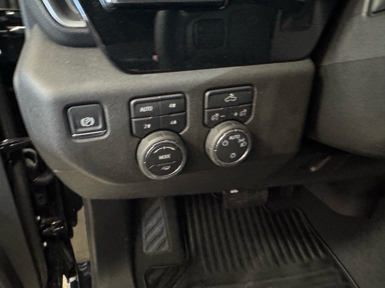 Used 2025 Chevrolet Silverado 1500 LT w/ Z71 Off-Road Package AWD/4WD image 16
