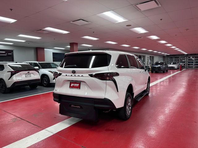 Used 2026 Toyota Sienna LE image 4