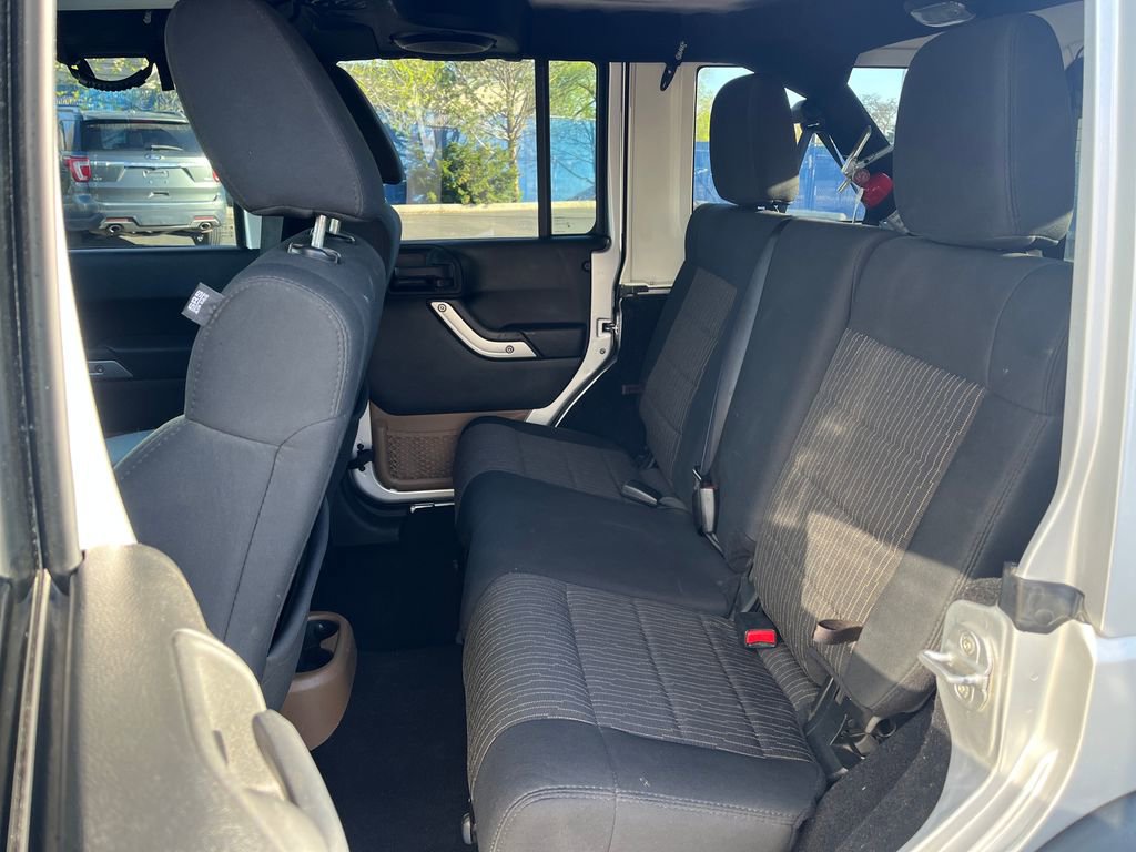 Used 2012 Jeep Wrangler Unlimited Rubicon w/ Connectivity Group AWD/4WD image 29