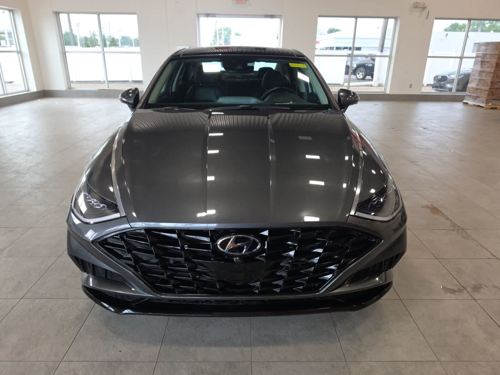 Used 2023 Hyundai Sonata Limited w/ Preferred Accessory Package FWD image 2