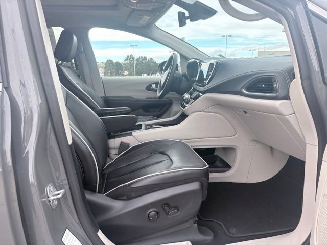 Used 2023 Chrysler Pacifica Limited image 29
