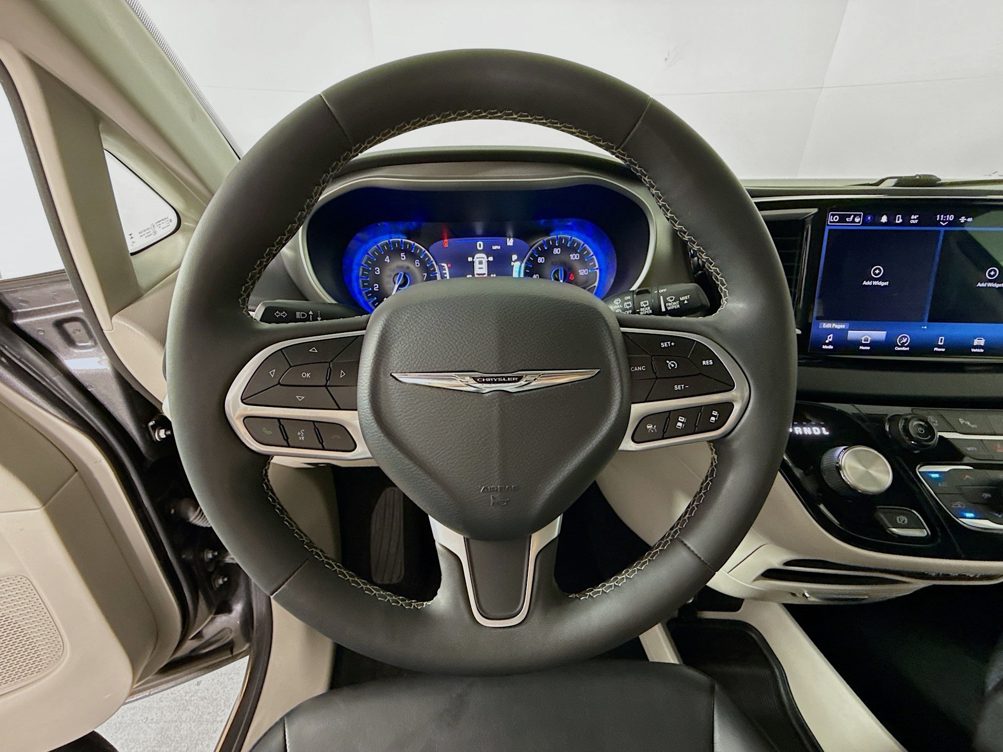 Used 2023 Chrysler Pacifica Touring-L FWD image 11