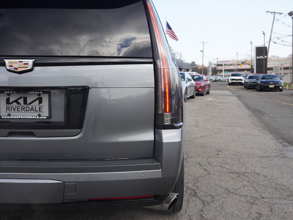Used 2020 Cadillac Escalade Luxury w/ Escalade Sport Edition AWD/4WD image 20