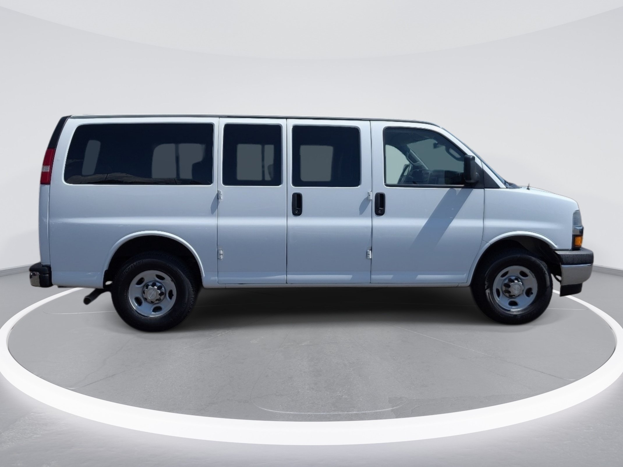 Used 2019 Chevrolet Express 2500 LT w/ LT Preferred Equipment Group RWD image 4