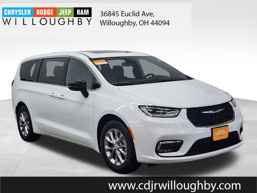 Used 2026 Chrysler Pacifica Limited image 3