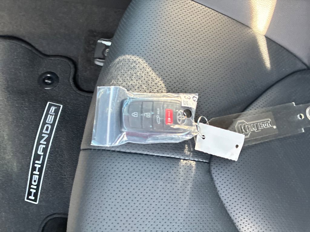 New 2026 Toyota Highlander Platinum image 49