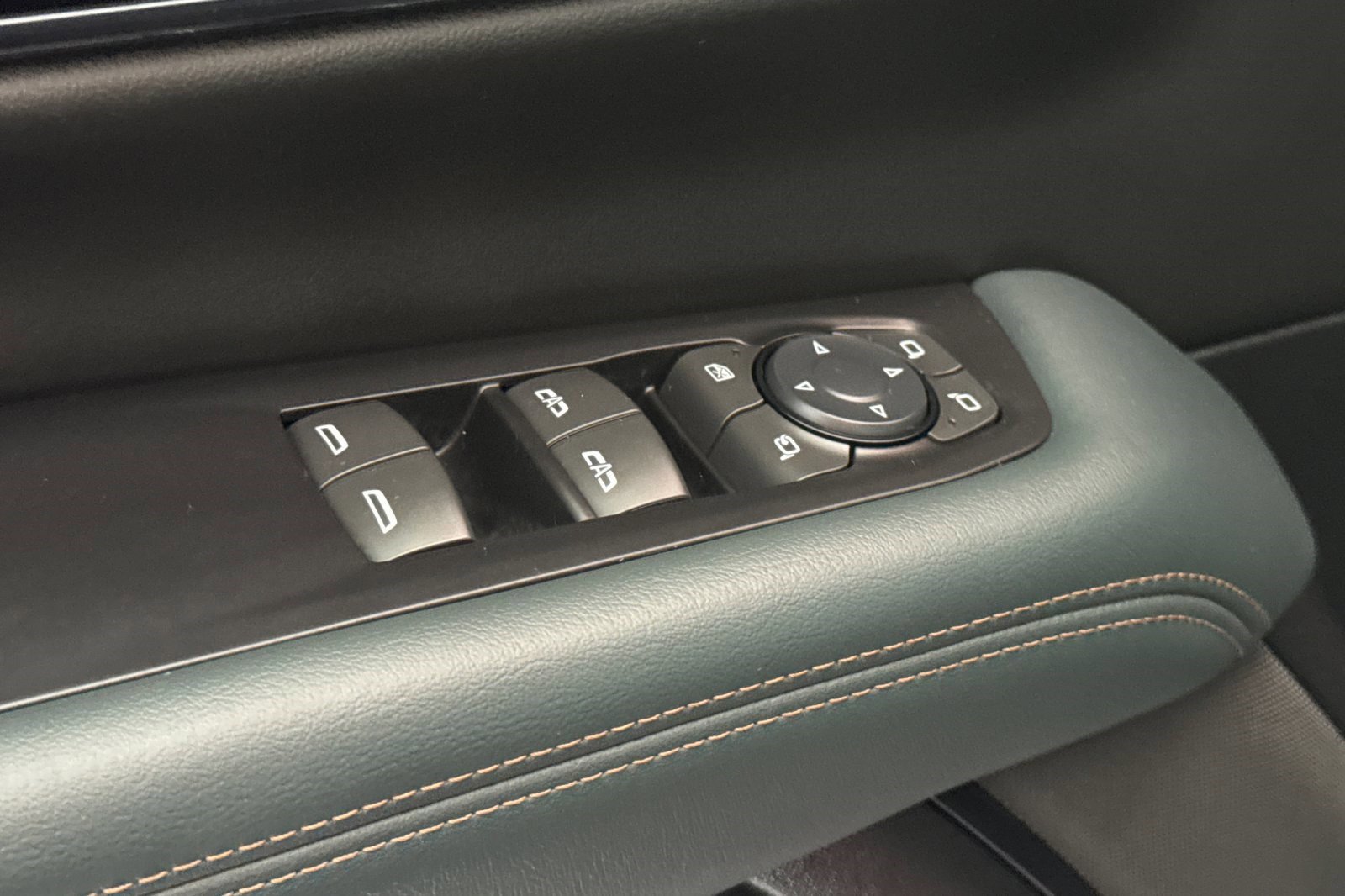 Used 2025 GMC Yukon AT4 AWD/4WD image 14
