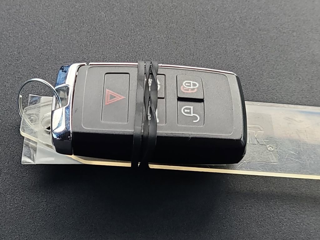 Used 2023 Land Rover Defender 110 X-Dynamic SE image 25