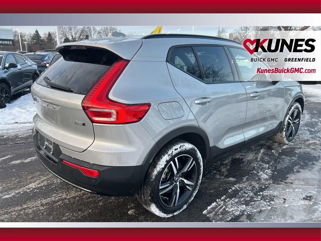 Used 2024 Volvo XC40 B5 Core image 5