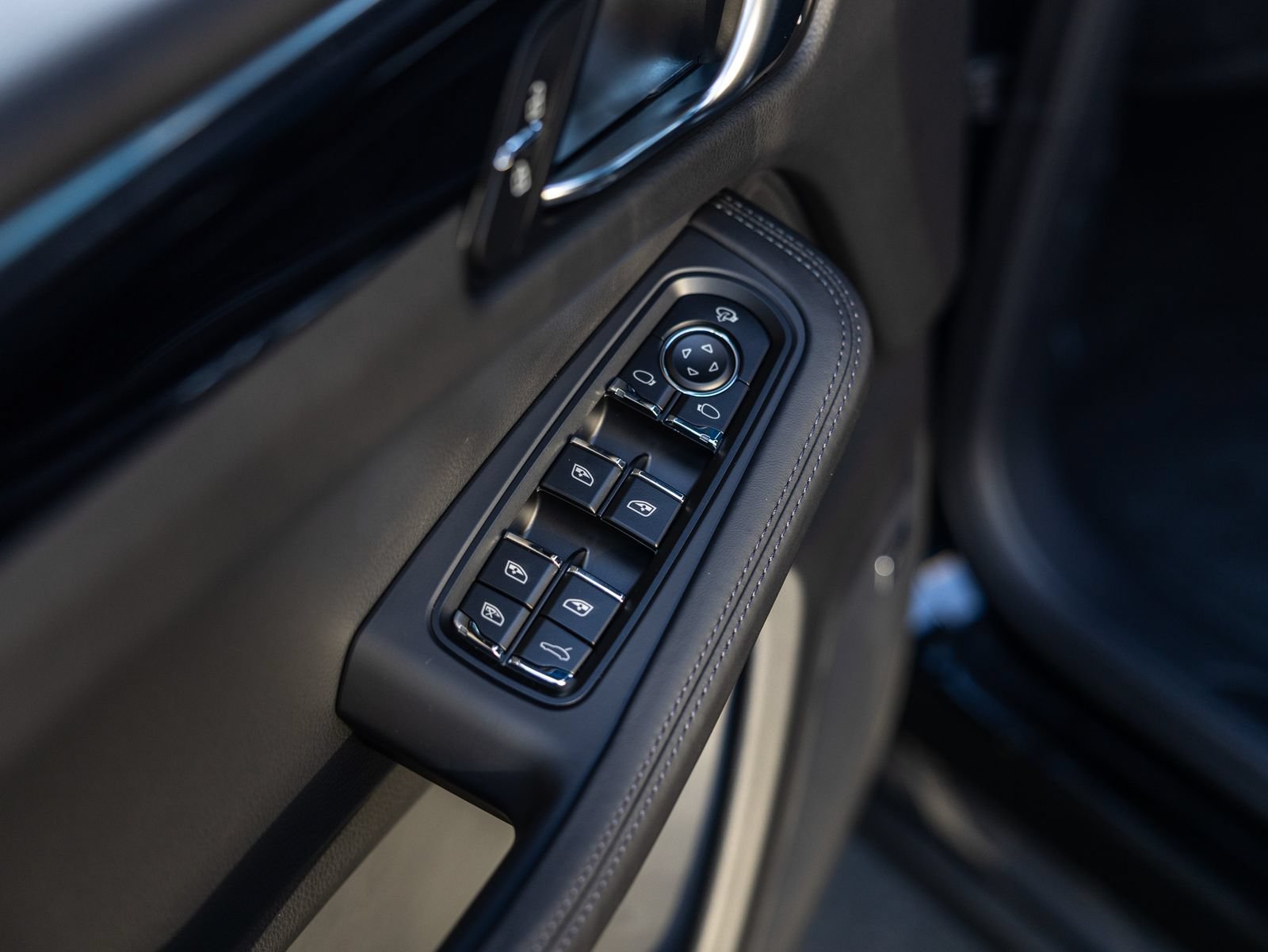Certified 2026 Porsche Macan AWD/4WD image 38
