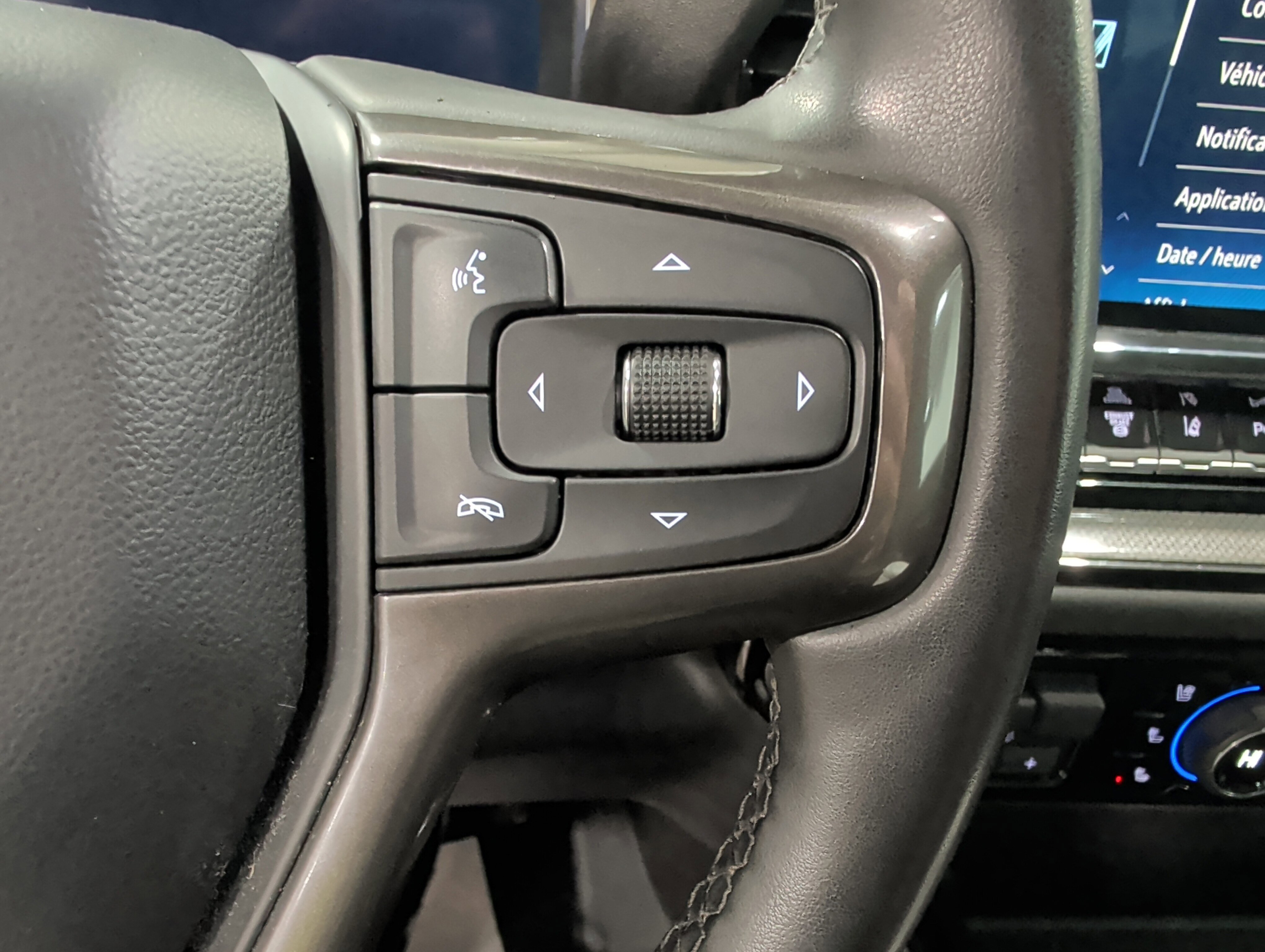 Used 2024 Chevrolet Silverado 2500 ZR2 w/ Technology Package image 9