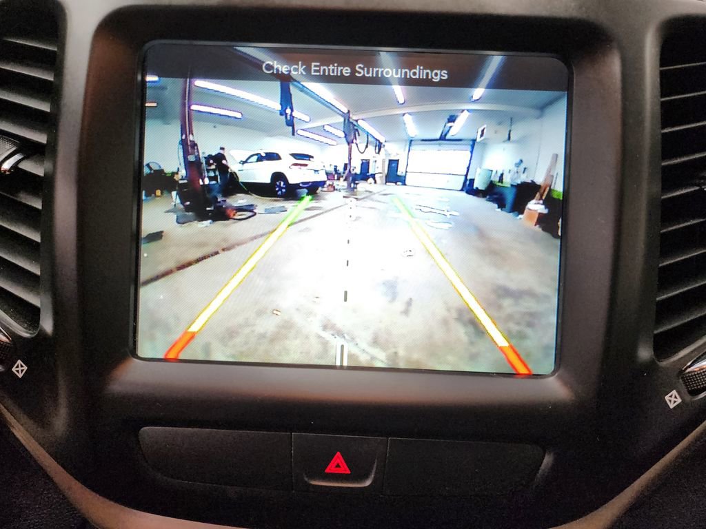 Used 2017 Jeep Cherokee Latitude w/ Cold Weather Group AWD/4WD image 18