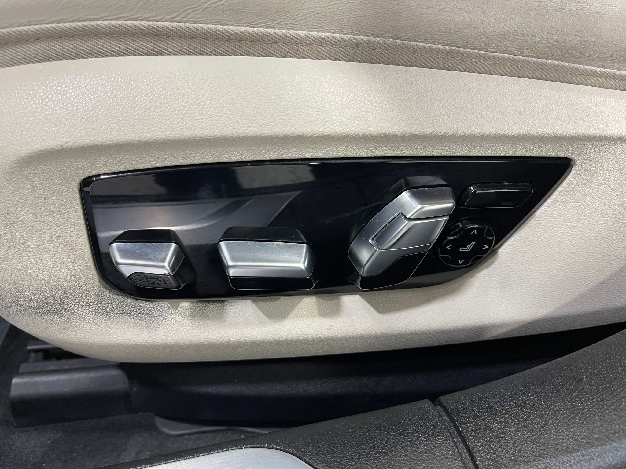 Used 2021 BMW 750i xDrive w/ Executive Package image 17