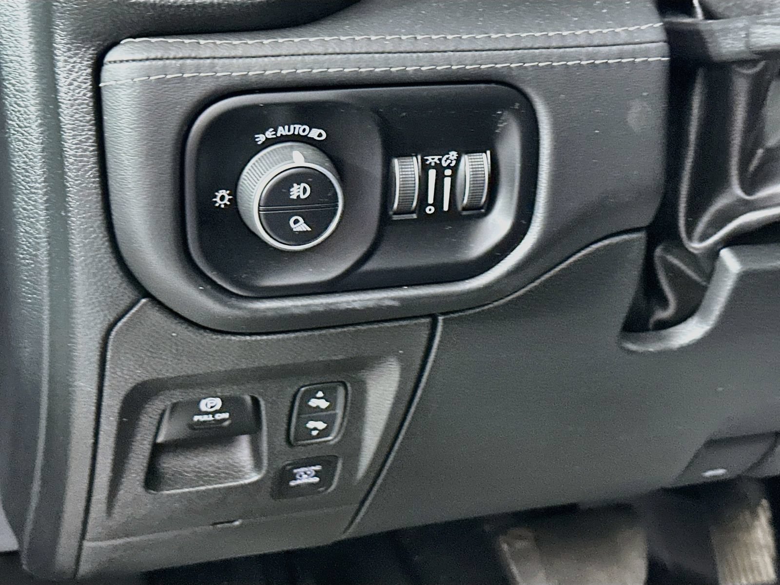 Used 2025 RAM 1500 Limited AWD/4WD image 11