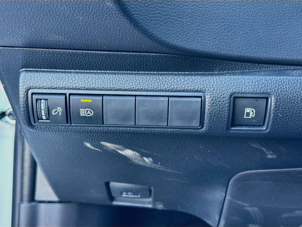 Used 2013 Toyota Corolla LE FWD image 17