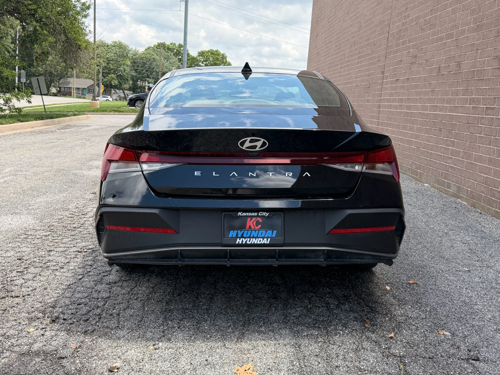 Used 2025 Hyundai Elantra SE FWD image 4