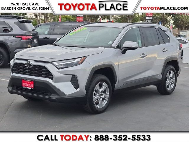 Used 2025 Toyota RAV4 XLE AWD/4WD image 1