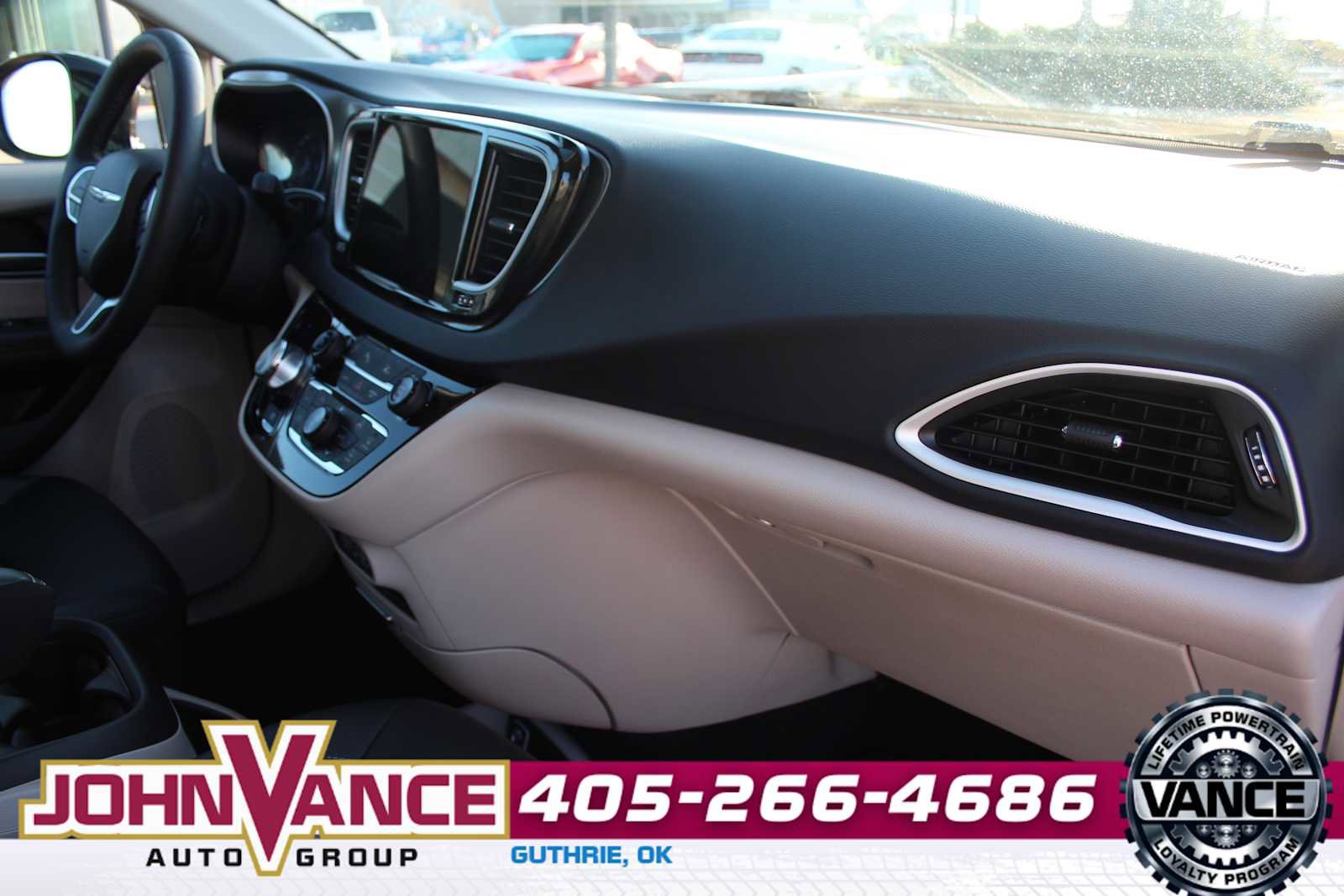 Used 2024 Chrysler Pacifica Touring-L image 15