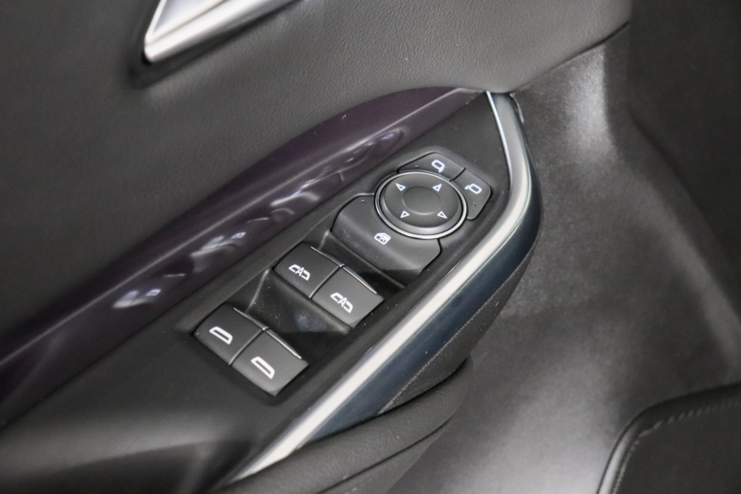 Used 2023 Cadillac XT4 Luxury w/ Cold Weather Package AWD/4WD image 11