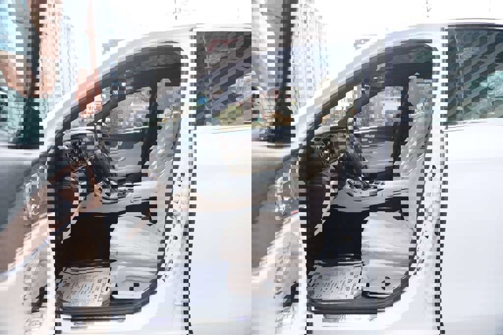 Used 2018 Mercedes-Benz E 300 w/ Premium 3 Package (Q03) image 17