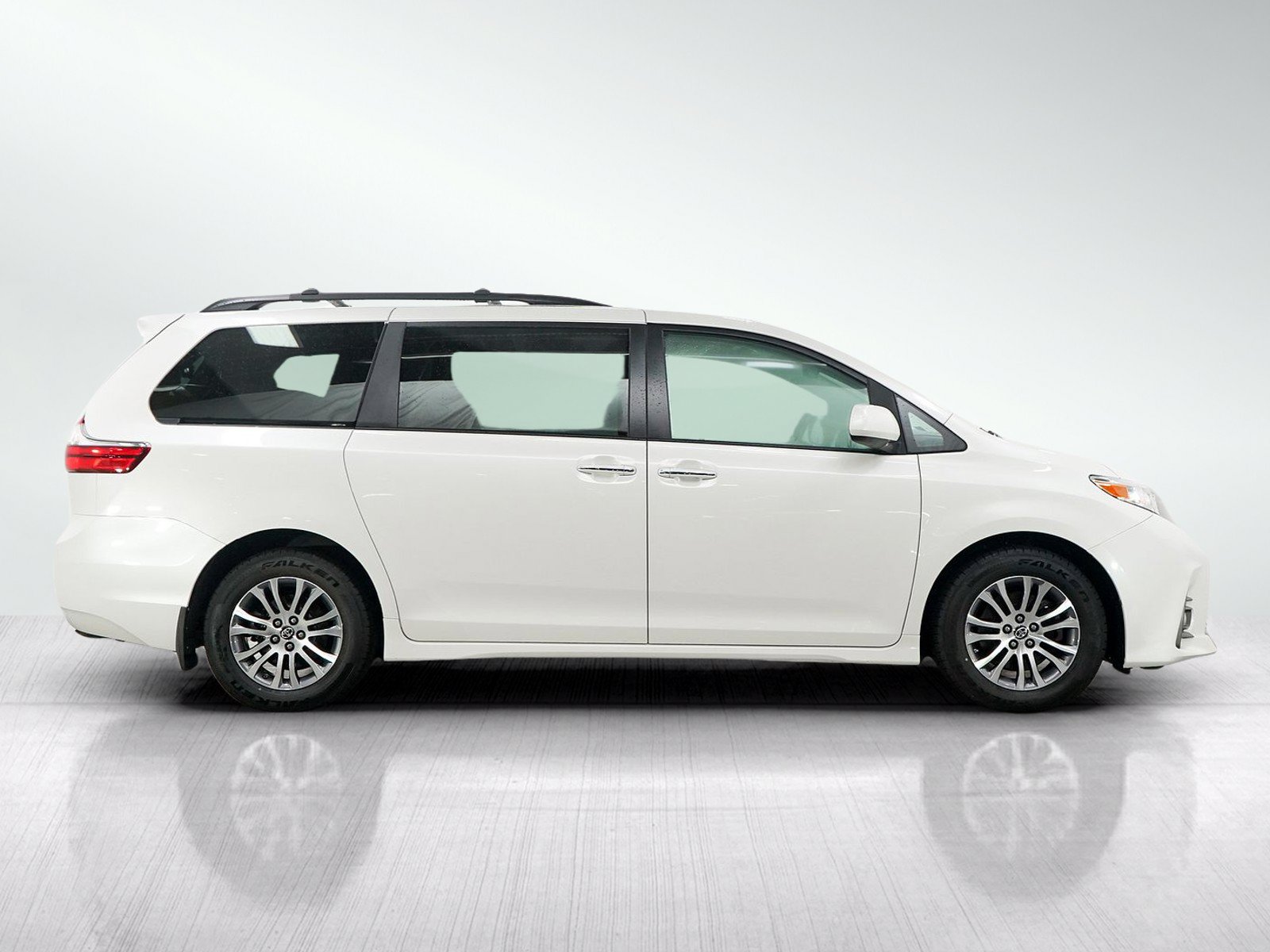 Used 2020 Toyota Sienna XLE Premium w/ Carpet Mat Package FWD image 6