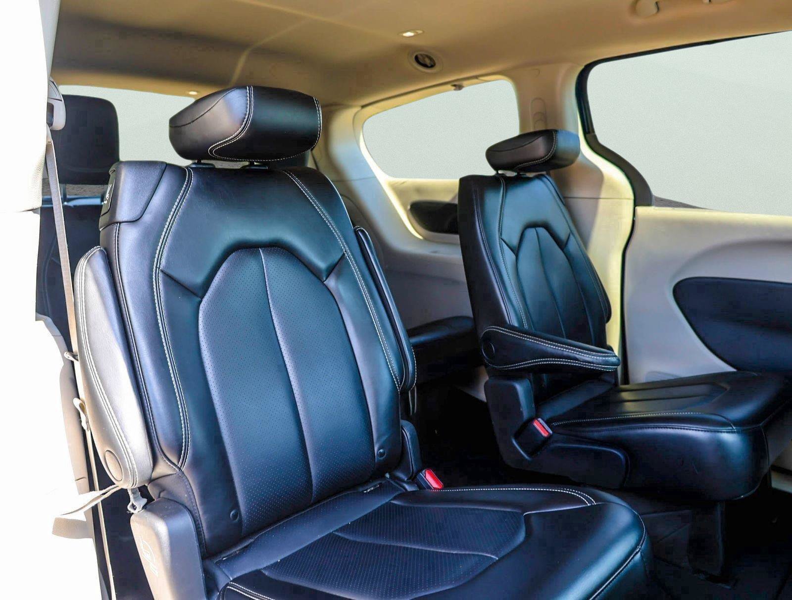 Used 2023 Chrysler Pacifica Touring-L FWD image 9