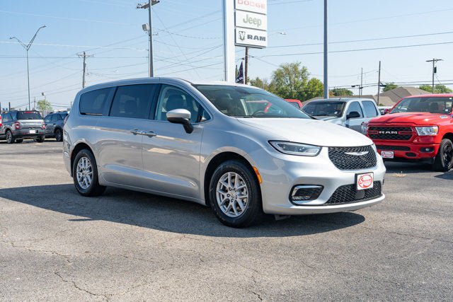 Used 2023 Chrysler Pacifica Touring-L FWD image 7
