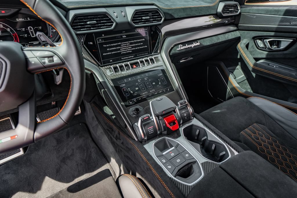 Used 2024 Lamborghini Urus Performante AWD/4WD image 30