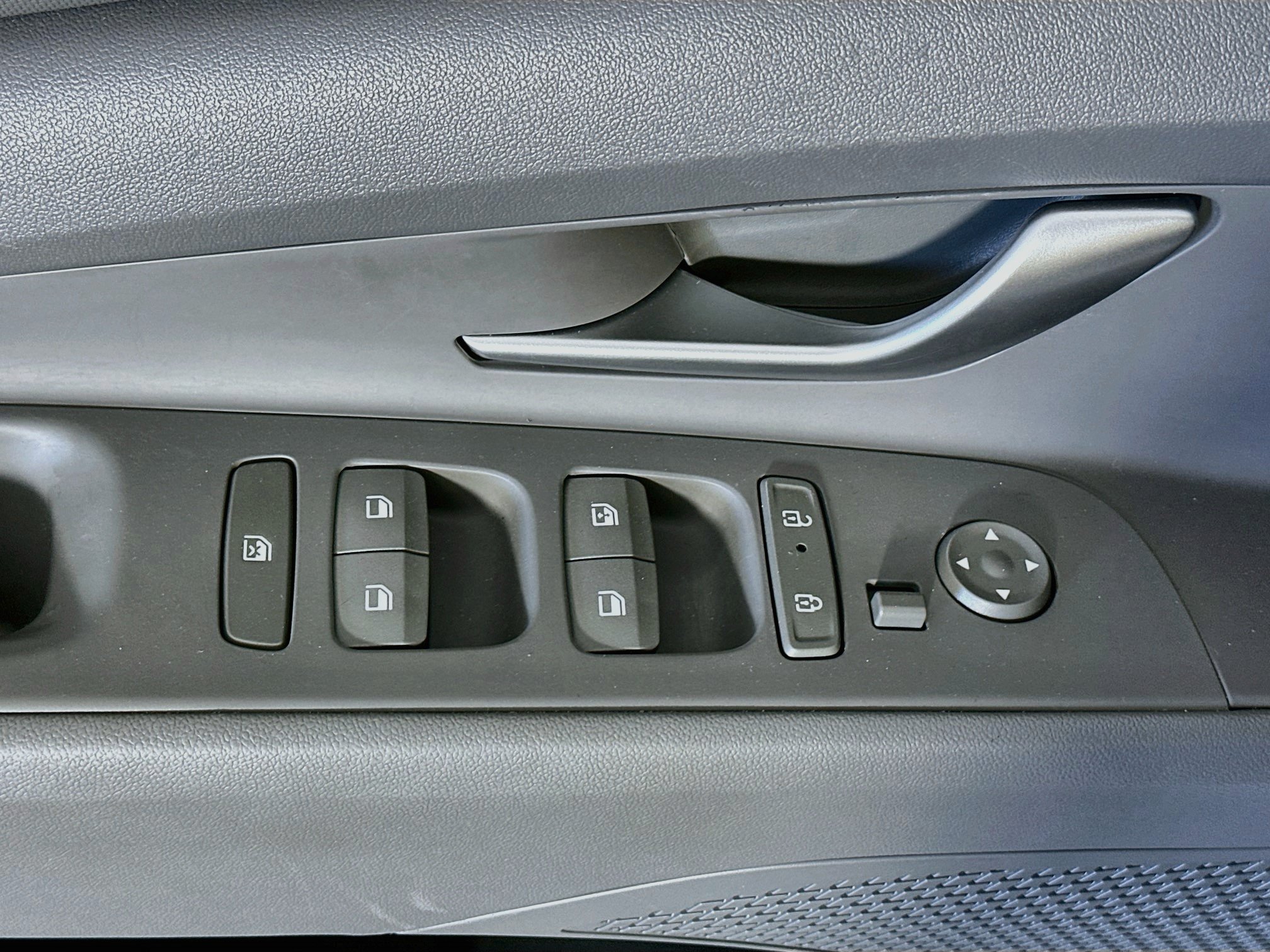 Used 2025 Hyundai Elantra SEL FWD image 15
