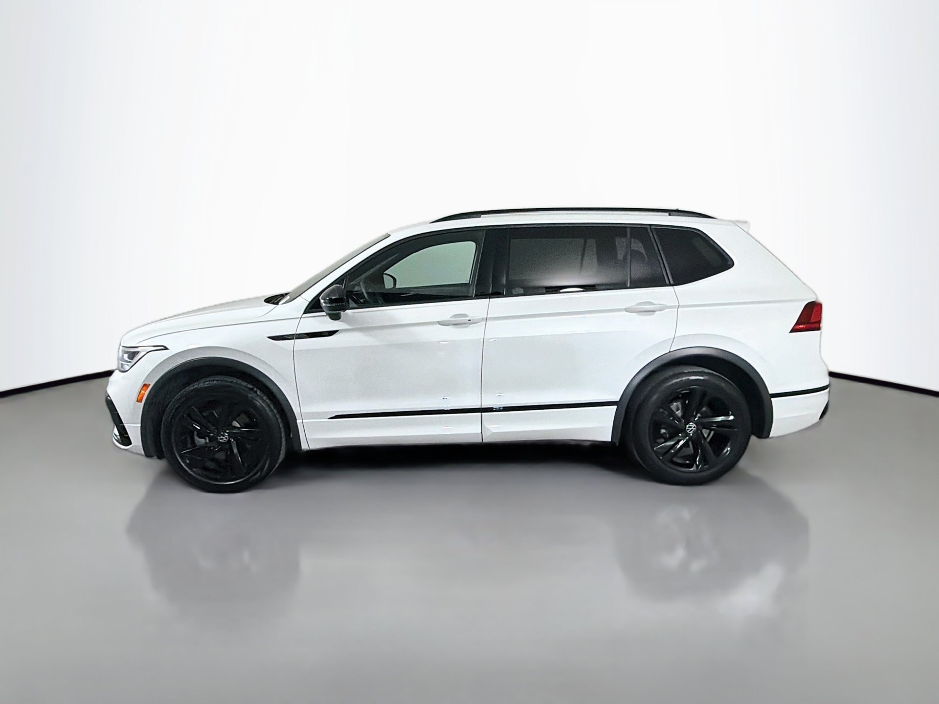 Used 2023 Volkswagen Tiguan SE R-Line FWD image 8