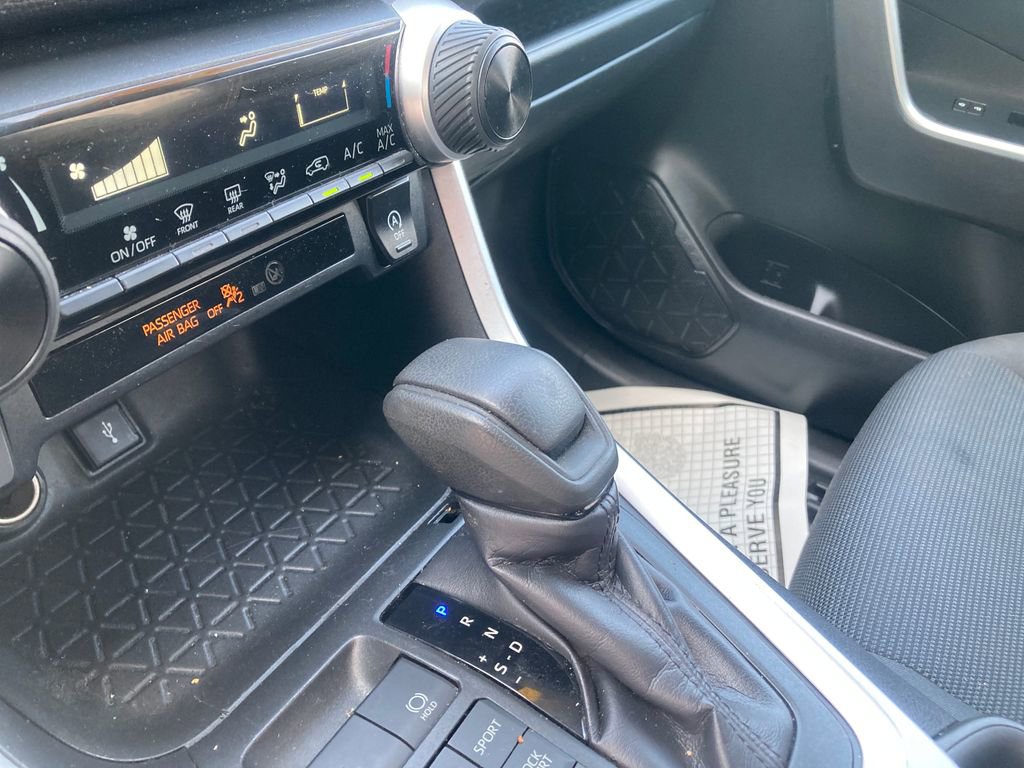 Used 2020 Toyota RAV4 LE image 27