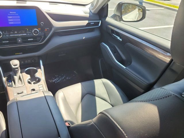Used 2023 Toyota Highlander Limited image 19