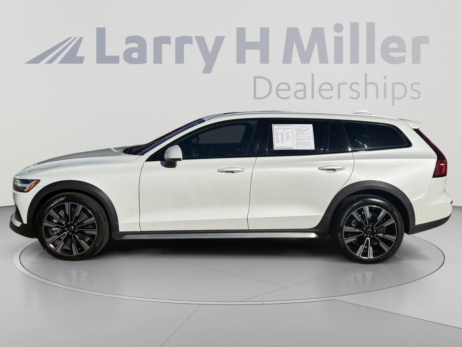 Used 2025 Volvo V60 B5 Cross Country Ultra AWD/4WD image 2