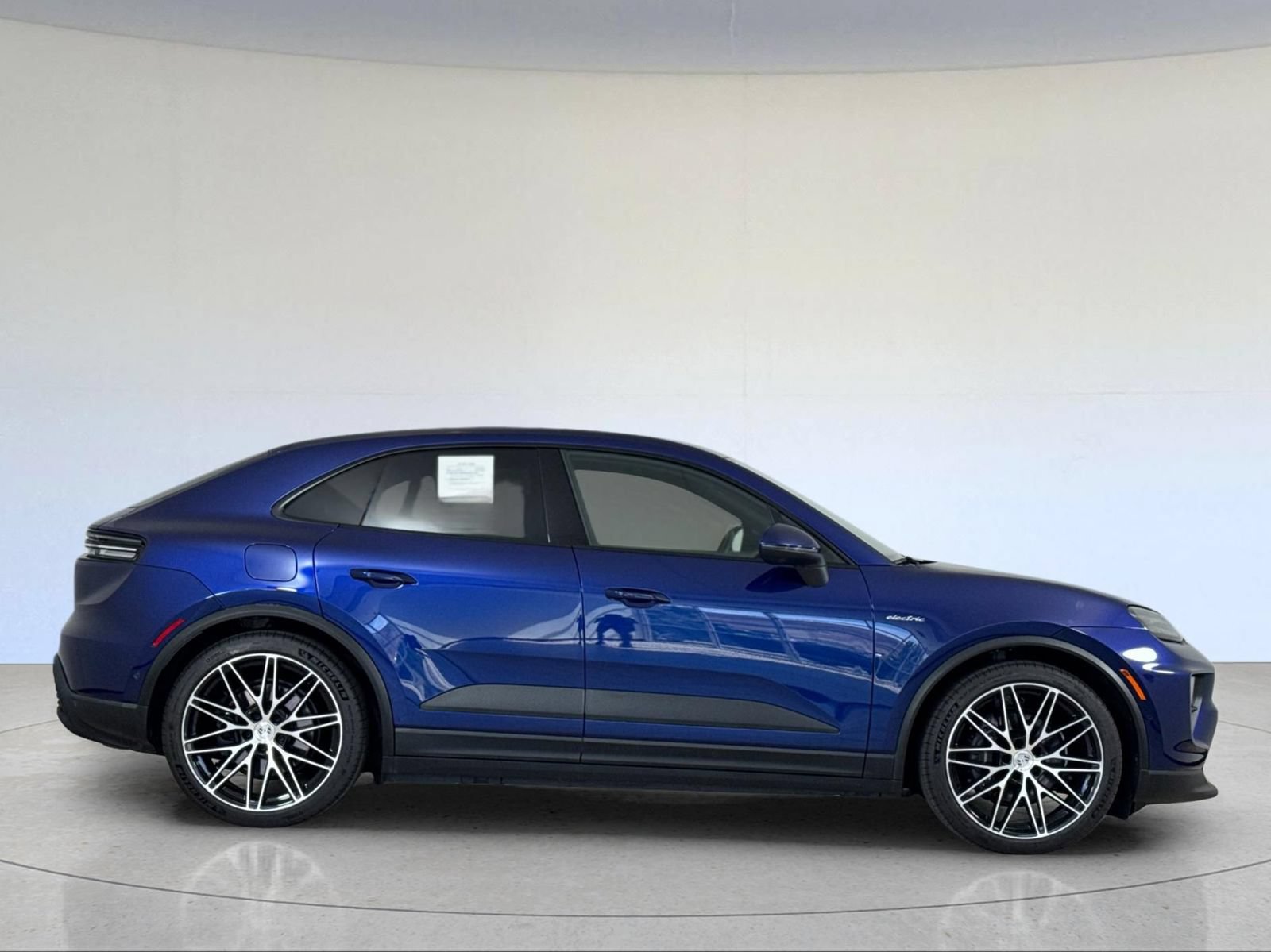 Certified 2025 Porsche Macan 4 Electric AWD/4WD image 9
