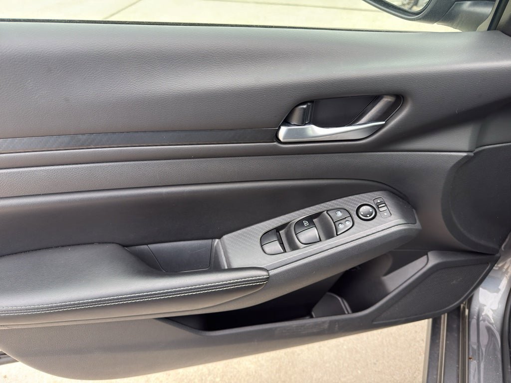 Used 2024 Nissan Altima 2.5 SV FWD image 9