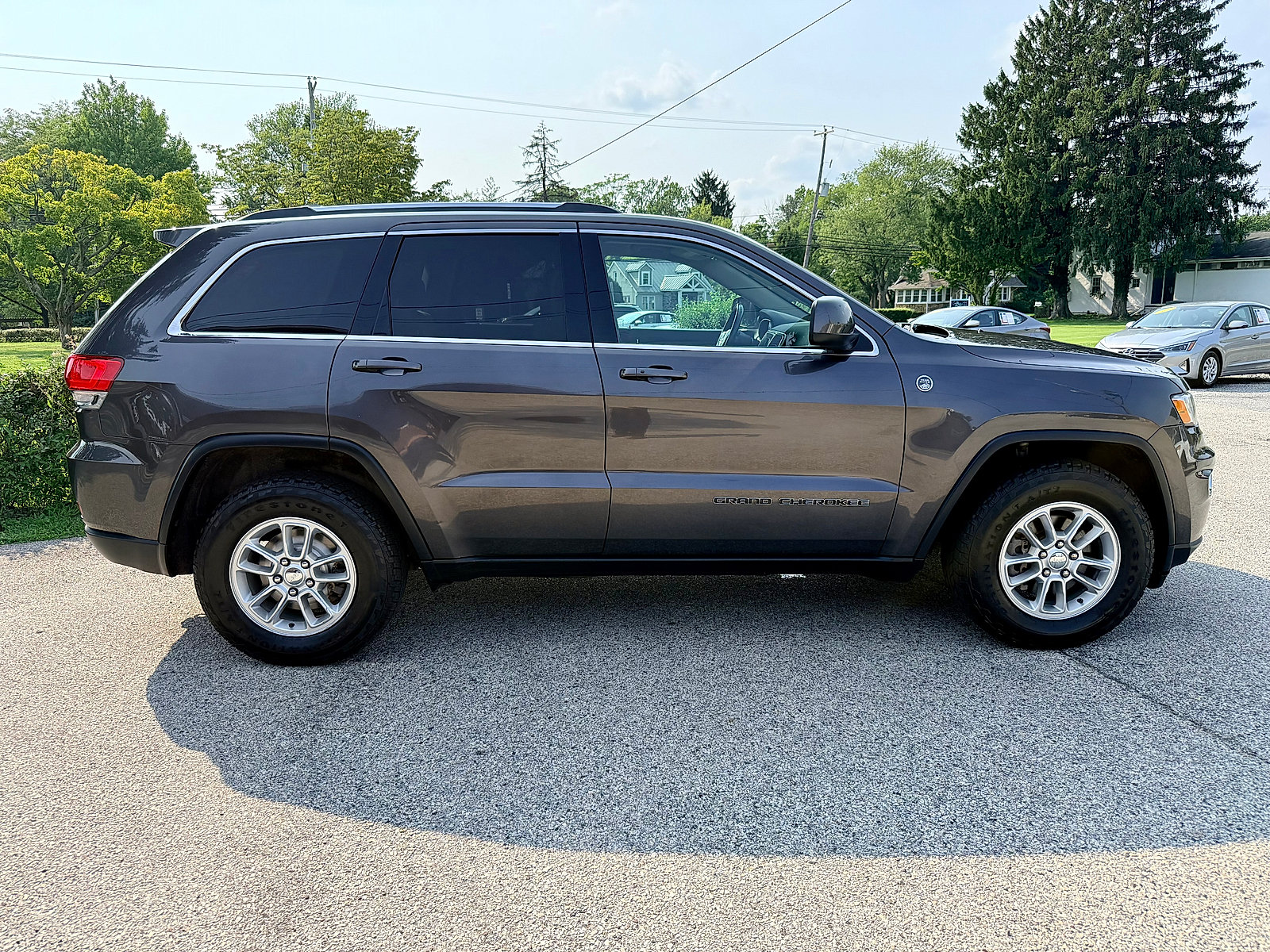 Used 2018 Jeep Grand Cherokee Laredo AWD/4WD image 3
