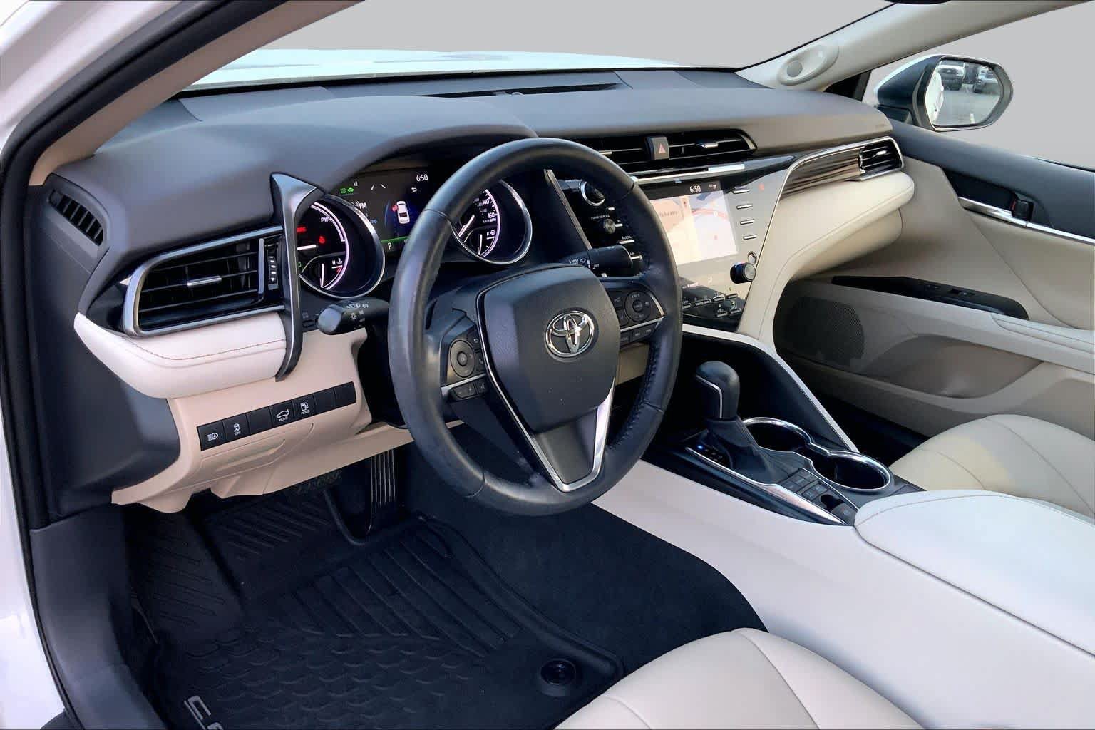Used 2020 Toyota Camry XLE w/ Sunroof Package FWD image 16
