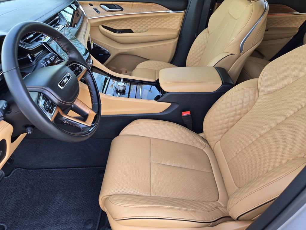 Used 2025 Jeep Grand Cherokee Summit image 12