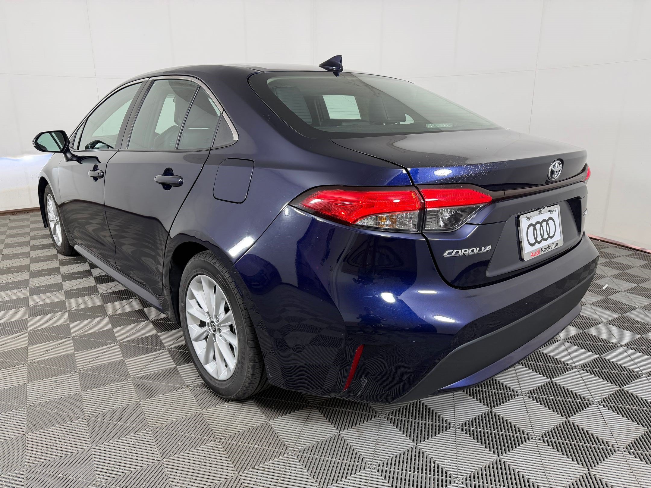 Used 2022 Toyota Corolla XLE FWD image 3