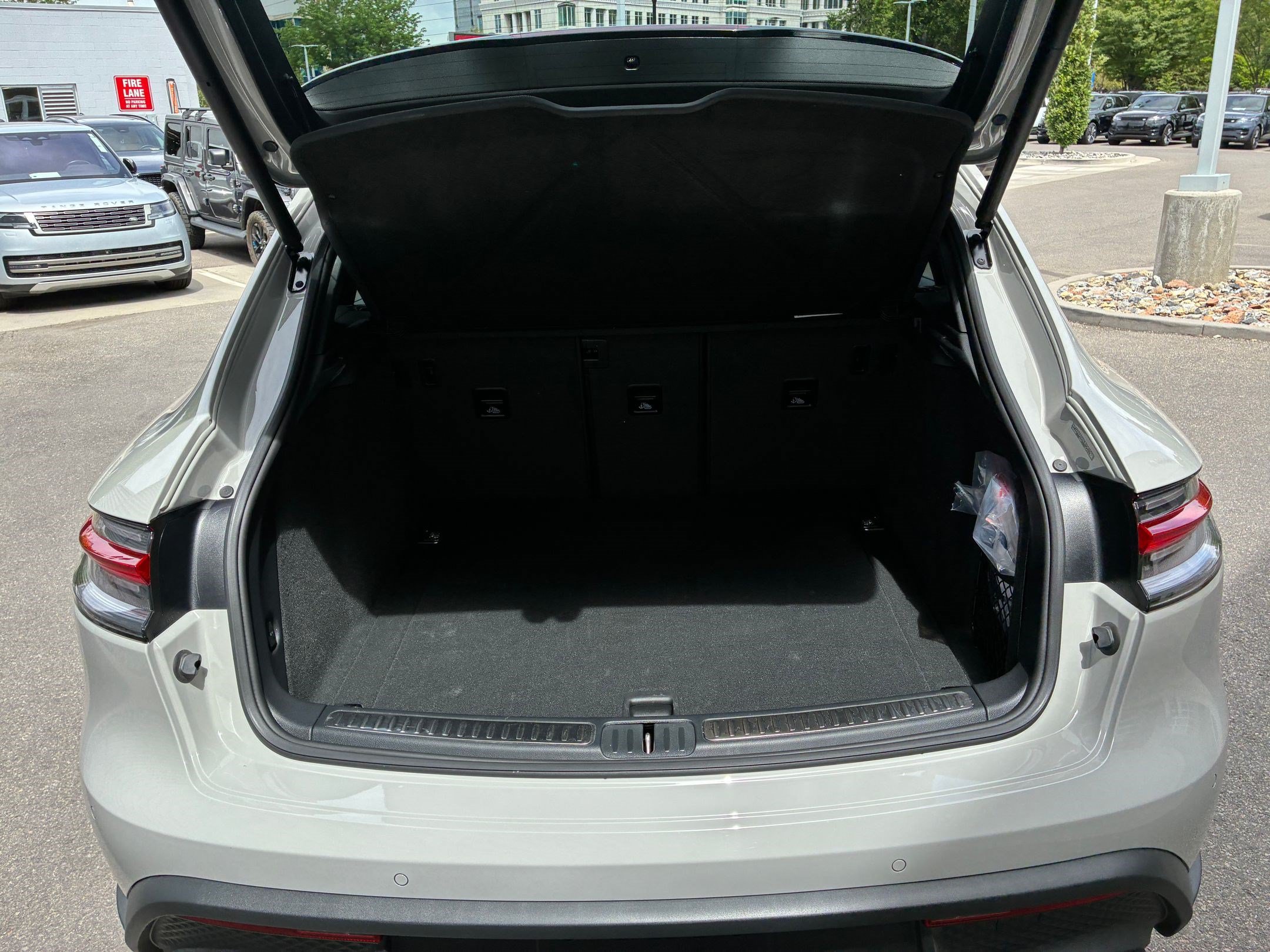 Used 2025 Porsche Macan AWD/4WD image 28